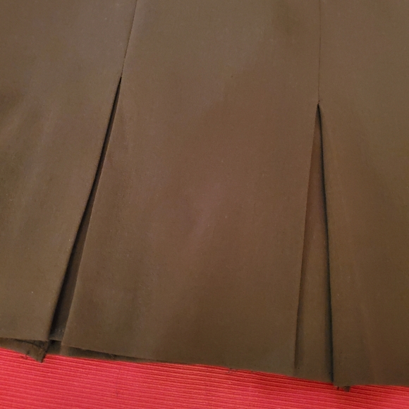 Cute pencil skirt w/flare. - Picture 2 of 5